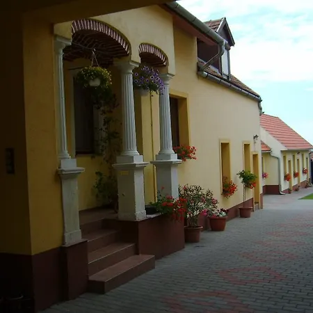 Szuts Vendeghaz بيت ضيافة Fertőrákos