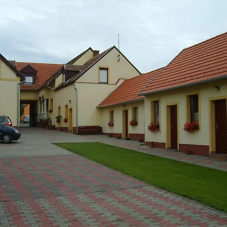 Szuts Vendeghaz Frühstückspension